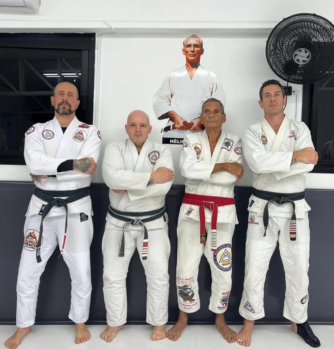 Grão-Mestre Relson Gracie ao lado de professores faixa-preta da equipe
