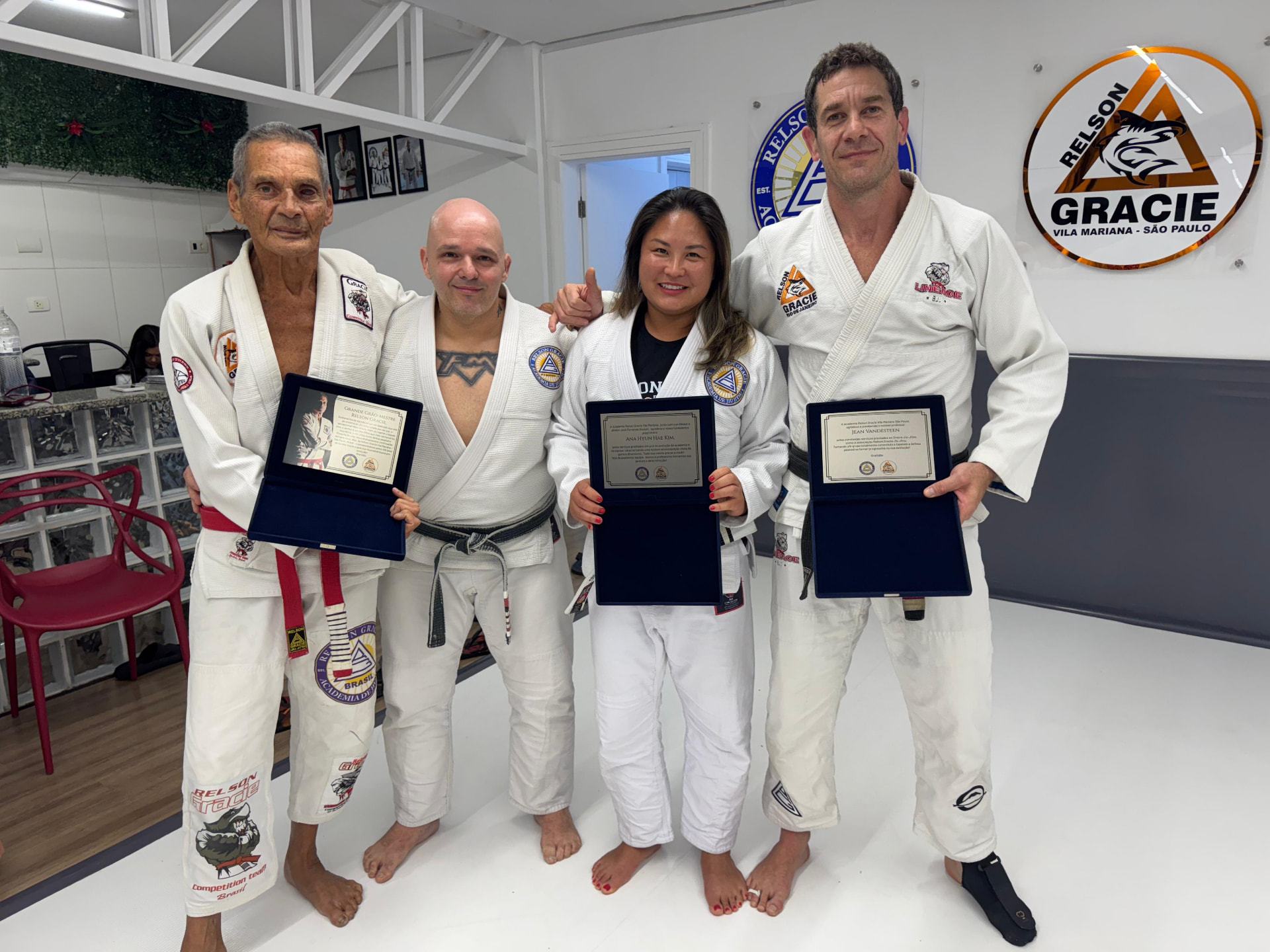 Homenagens entregues ao Grão-Mestre Relson Gracie e a professores da equipe